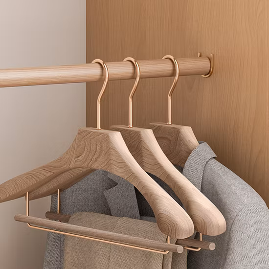 Cabides de madeira para camisas podem ser personalizados cabides de madeira com barra para panos